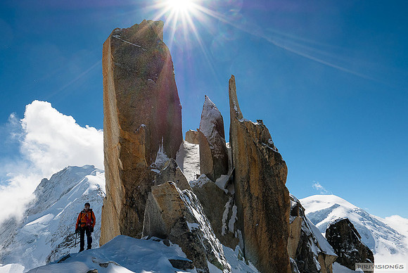 Contraluz sobre el Grande Gendarme de la Arête des Cosmiques