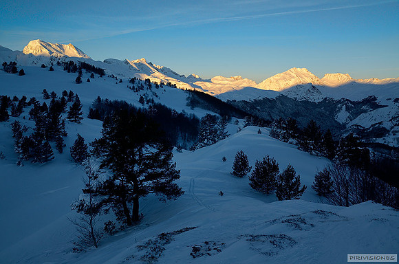 Panorama nevado al amanecer desde Somport