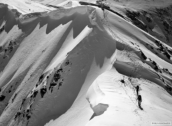 Montañeros y cornisas bajo el Pico Cauarére