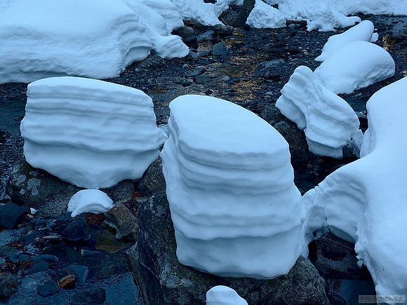 Mojones de nieve sobre la Aigüeta de Batisielles.