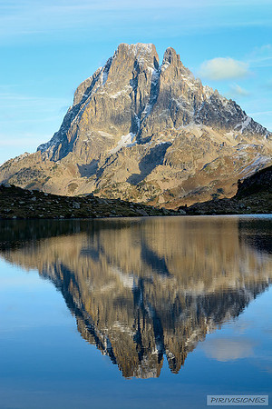 Pic du Midi d´Ossau reflejado en Lac Gentau