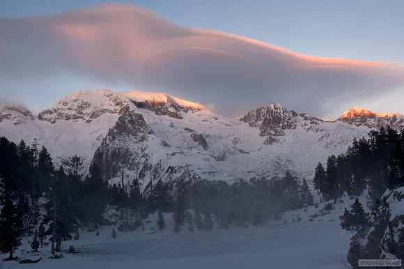 Pico Perdiguero coronado por nube lenticular