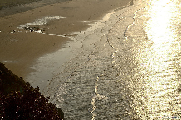 Paseando la playa a contraluz