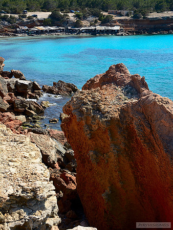 Cala Saona es azul y es roja