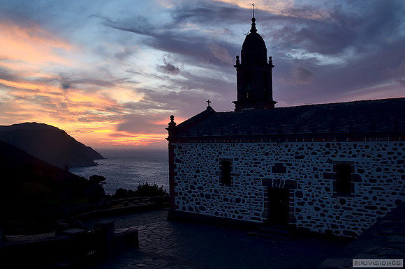 El cielo encendido sobre San Andrés de Teixido