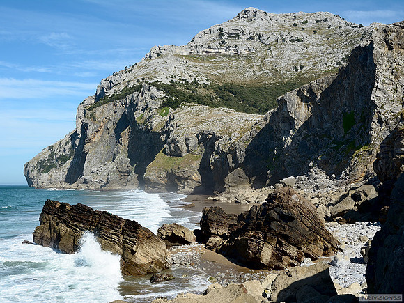 Rocas en la Ensenada de la Yesera y Monte Candina