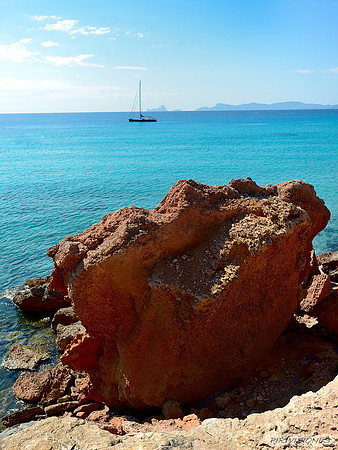 El Mar Mediterráneo entre Cala Saona y Es Vedra