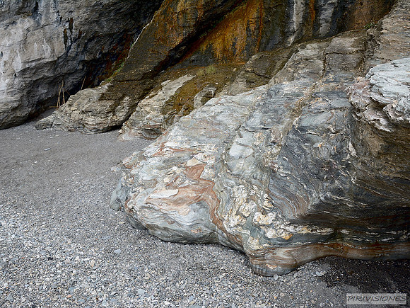 Rocas y manantiales en la Playa del Ruso