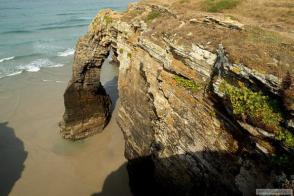 El arco que sujueta el acantilado