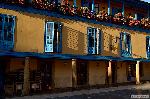 Casa de colores en la Plaza del Fontán