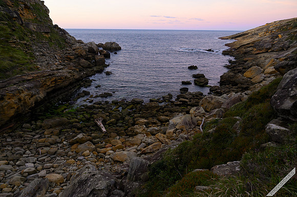 Atardecer en la playa rocosa de Erentzun Zabal