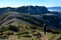 Mujer caminando en la montaña