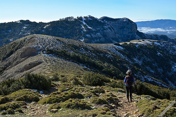 Mujer caminando en la montaña